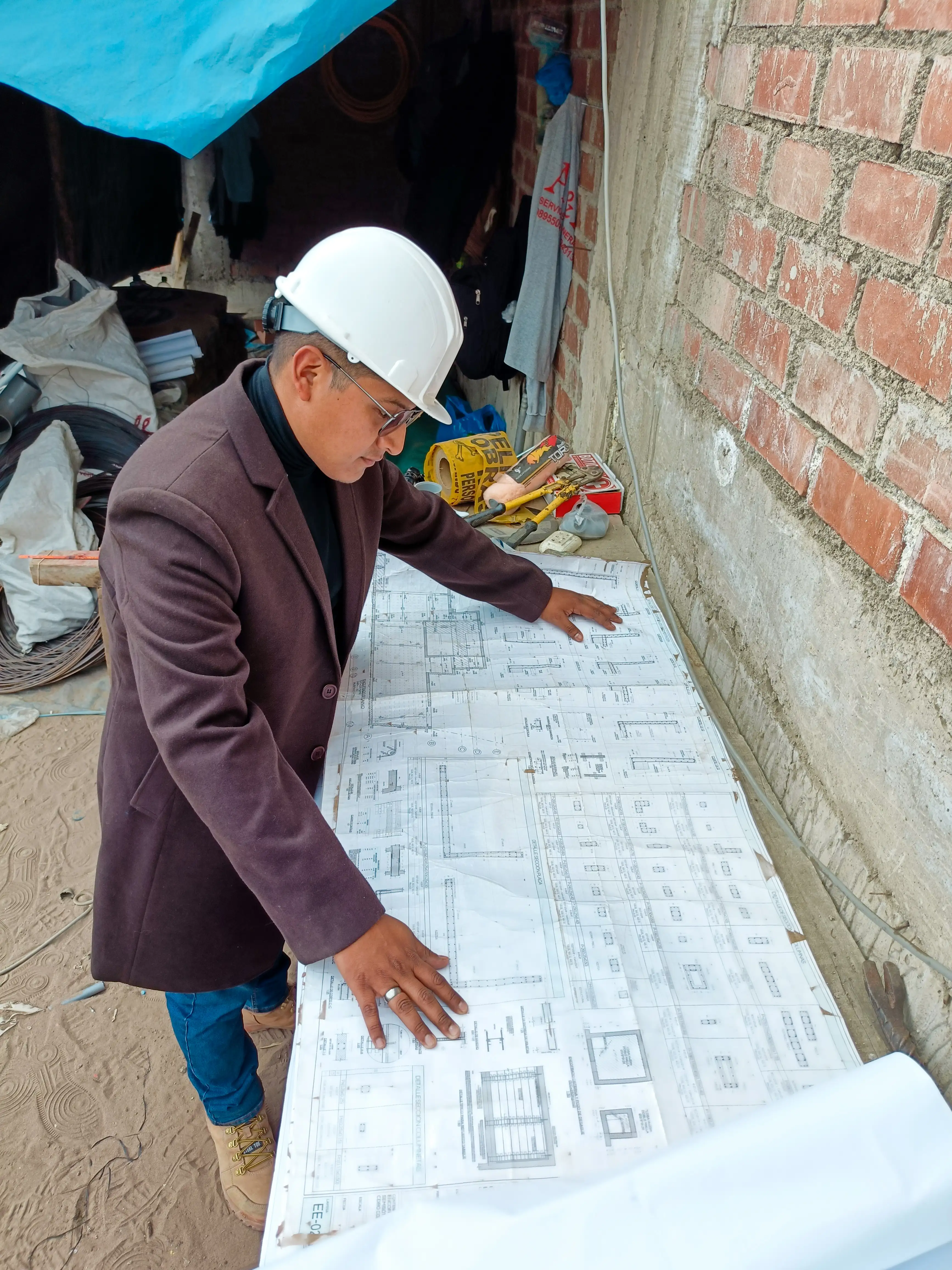 Arqui mirando planos